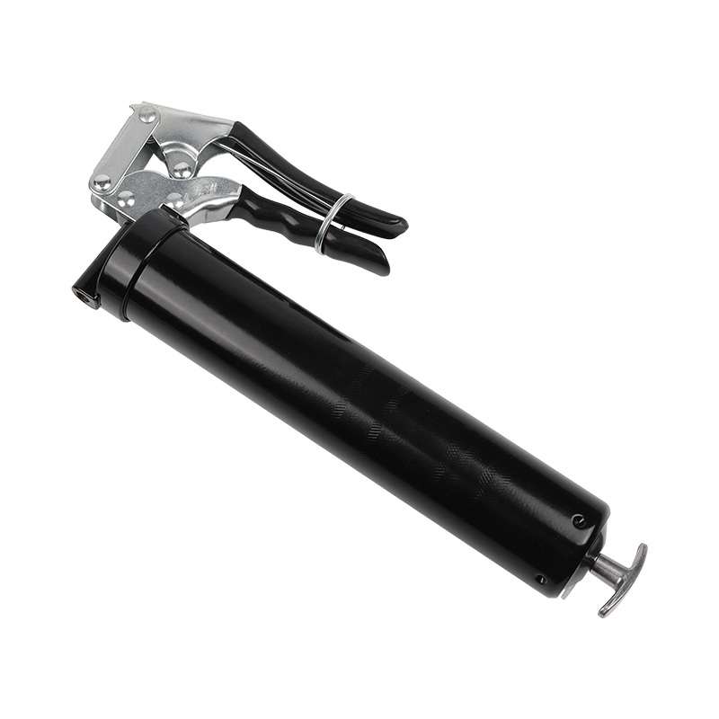 Pistol grip grease gun with flexible hose