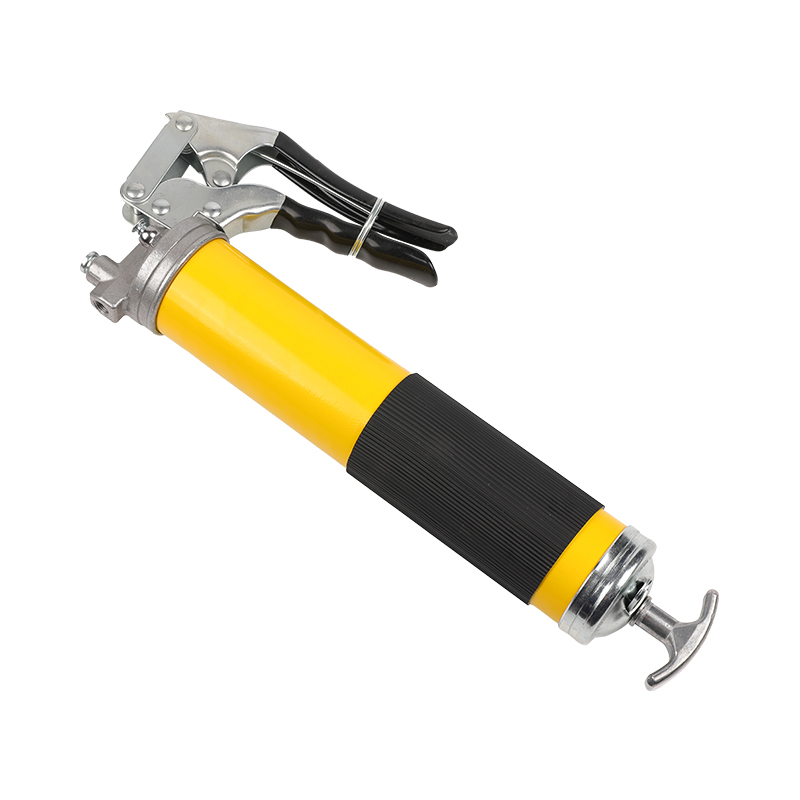 Pistol grip grease gun with flexible hose