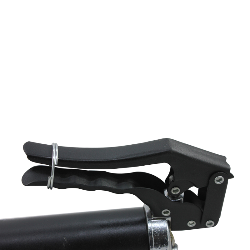 Pistol grip grease gun with flexible hose