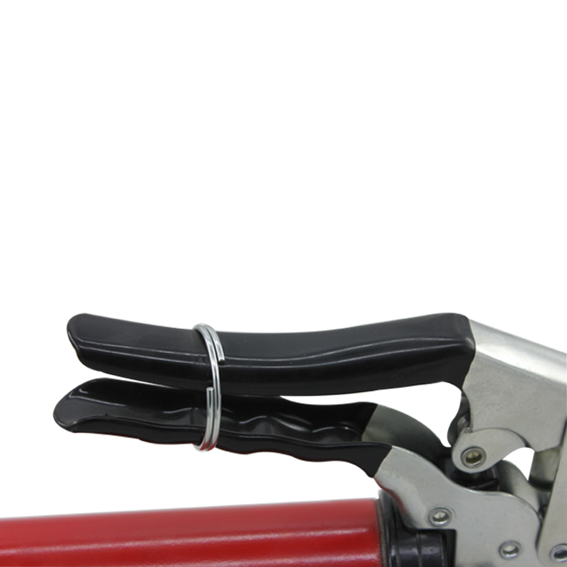 Pistol grip grease gun with flexible hose